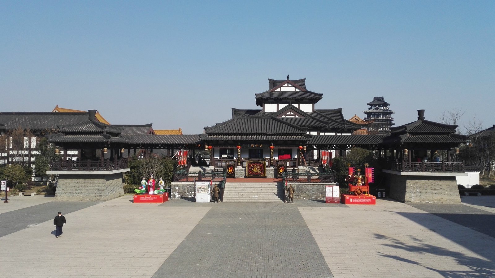 有些令人哭笑不得和煞风景的是里面竟然有很多尊金属