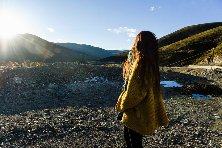 便开了进去,然后发现了一条蜿蜒的土路,荒无人烟,由于时间限制,也没往