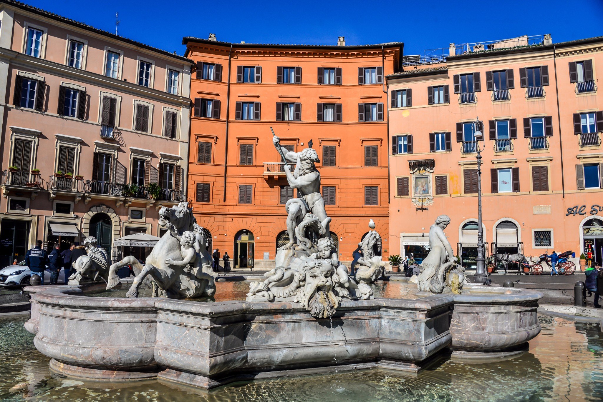 四河喷泉的旁边还有另一位雕刻大师波尔塔设计建造的海神喷泉,讲述的