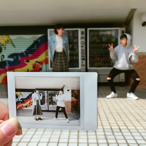 开始各种摆动作照片拍起来了。坐免费巴士到了