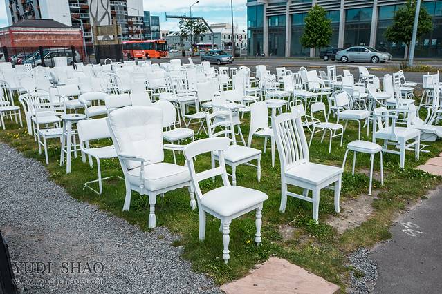 为纪念逝世者的185张白色椅子