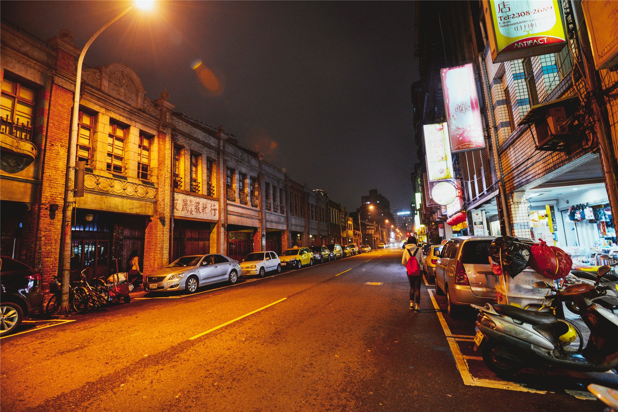 夜晚的街道几乎没人,更散发著凝重的历史味道,走在这里像穿越了时空.