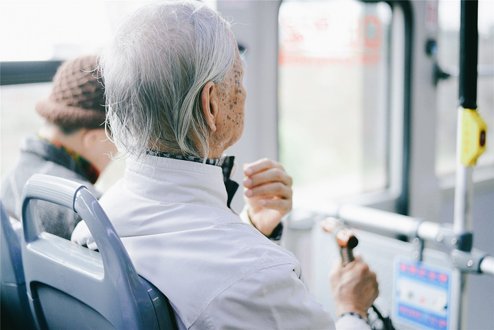 "台北車站有直接到陽明山的公交車，現在正是賞花季，車站有明顯的標示_东门地铁站"的评论图片