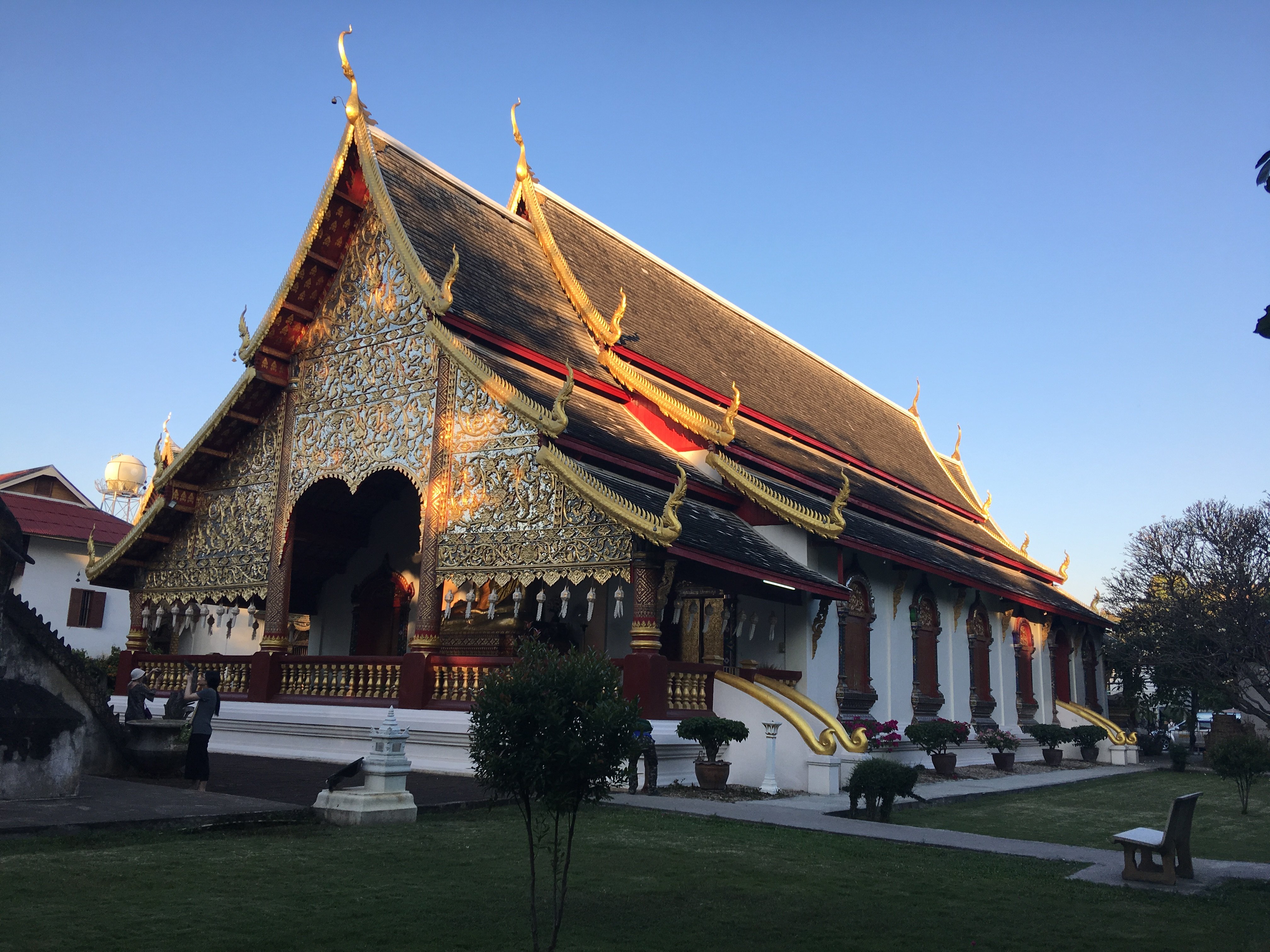 金碧辉煌的建筑非常美丽.这座塔有15头大象所承载,也是最出名的一座