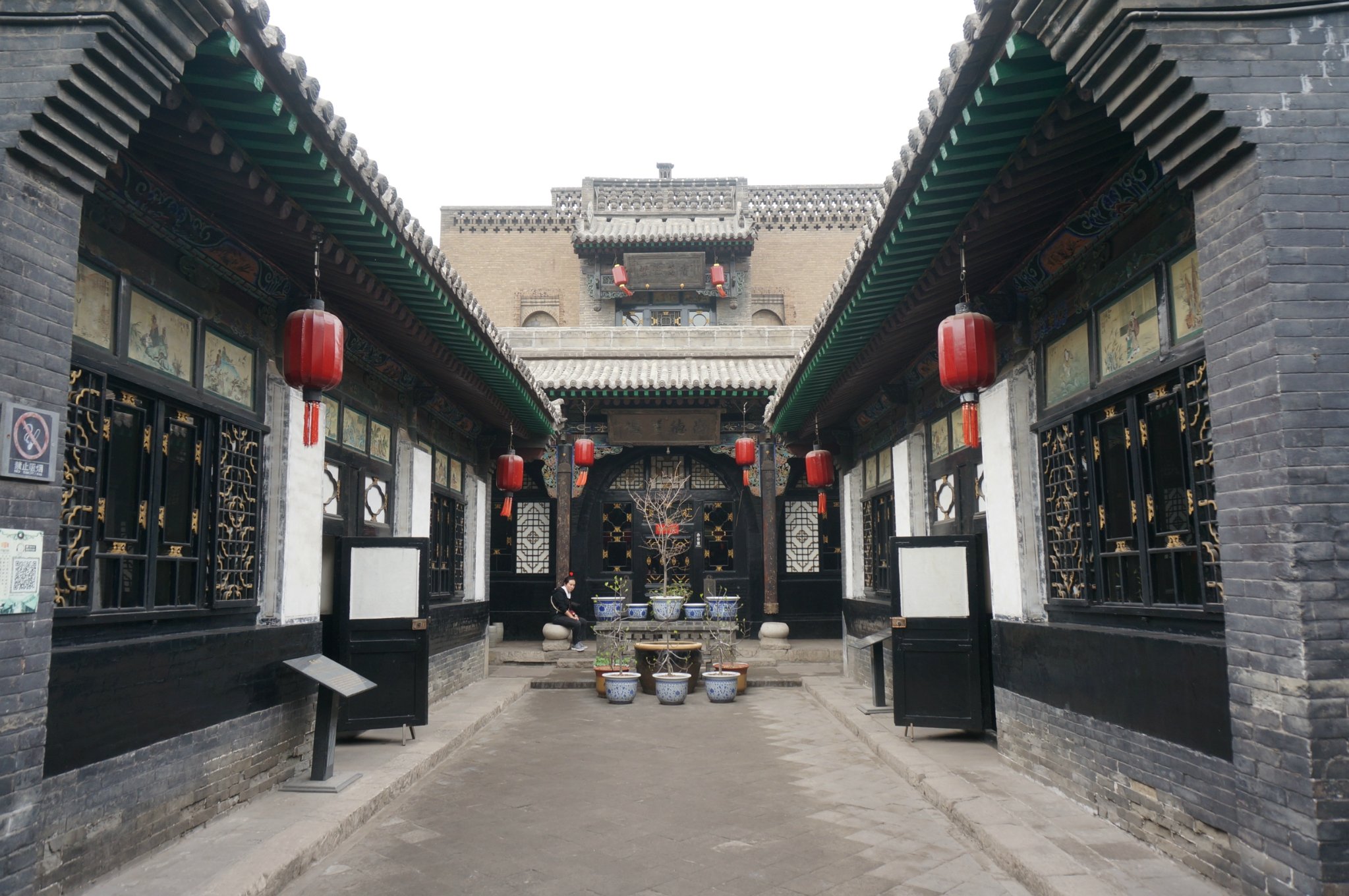 该院面阔五间,为南北两套院串连在一起的大宅院