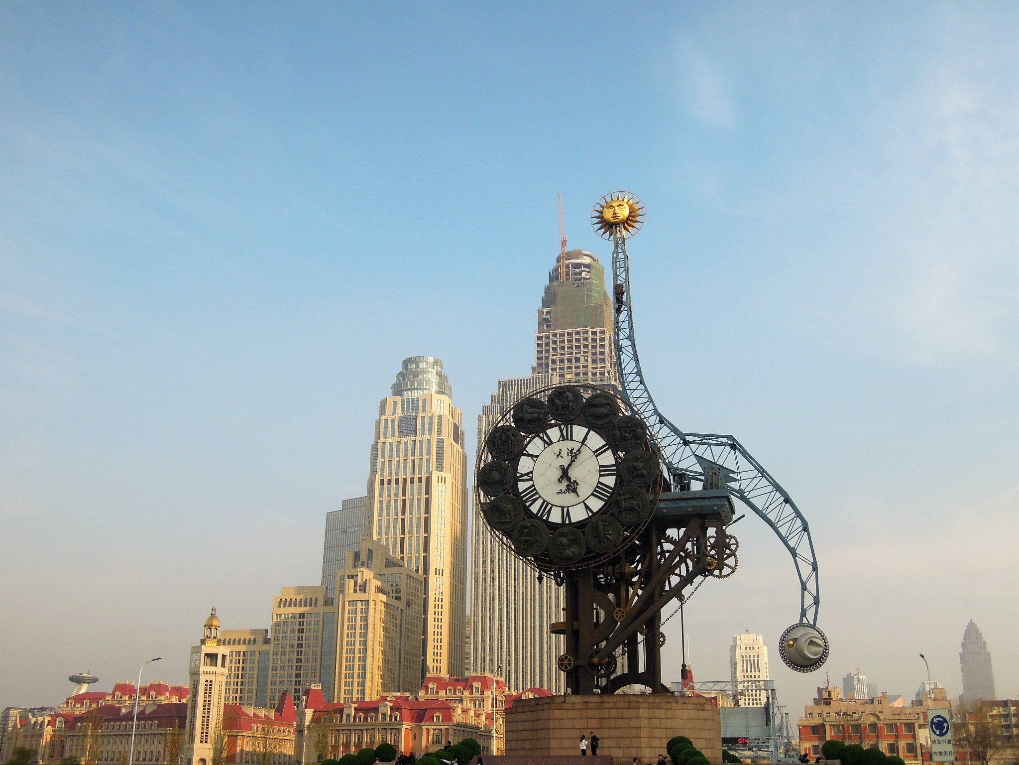 看到内部的钟表骨架,众多的零件咬合在一起,共同支撑着前面表盘的分秒