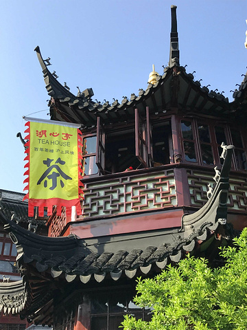 "湖心亭茶楼对面是豫园,这是一个经典江南园林,喝茶游园需要半天时间。不设预约,需要提前去等位_上海城隍庙"的评论图片