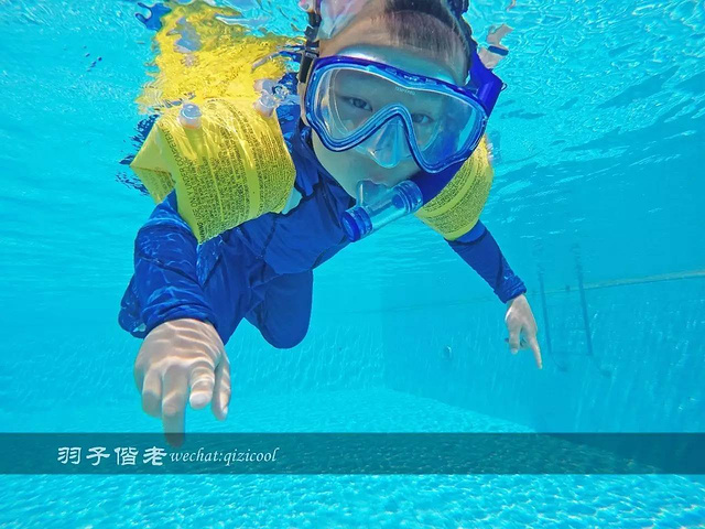 小家伙回家吃了一颗鱼眼睛后每天在浴缸带着面罩练习憋