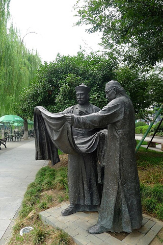 离浙北大厦购物中心,爱上广场也非常近,吃饭购物娱乐都很方便骆驼桥始