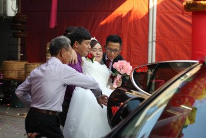 2017伴娘们是让新郎宣读结婚保证书,还得上