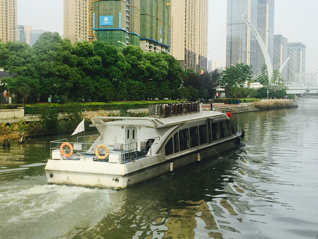 这就是东湖码头其中的一条游船,外观看并不是那么的奢华,毕竟河道并不