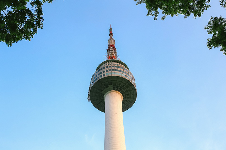 "于是我们听从了前台的建议，步行至前往南山塔的扶梯处，先坐扶梯到缆车售票处，再坐缆车上首尔塔_N首尔塔"的评论图片