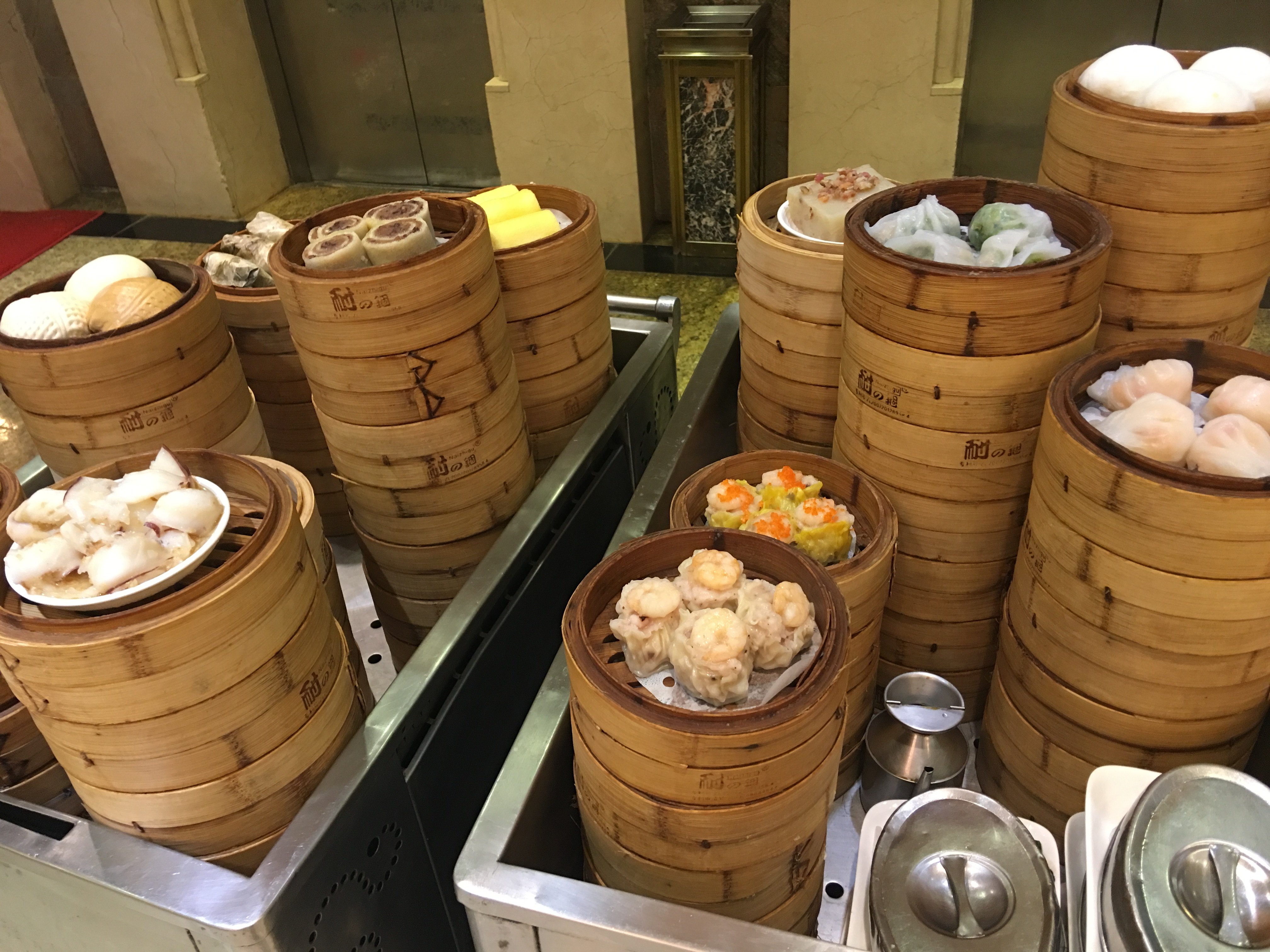 就是一家正宗港式早茶,早上九点来钟,人并不是很多,进入宽敞的大厅,找