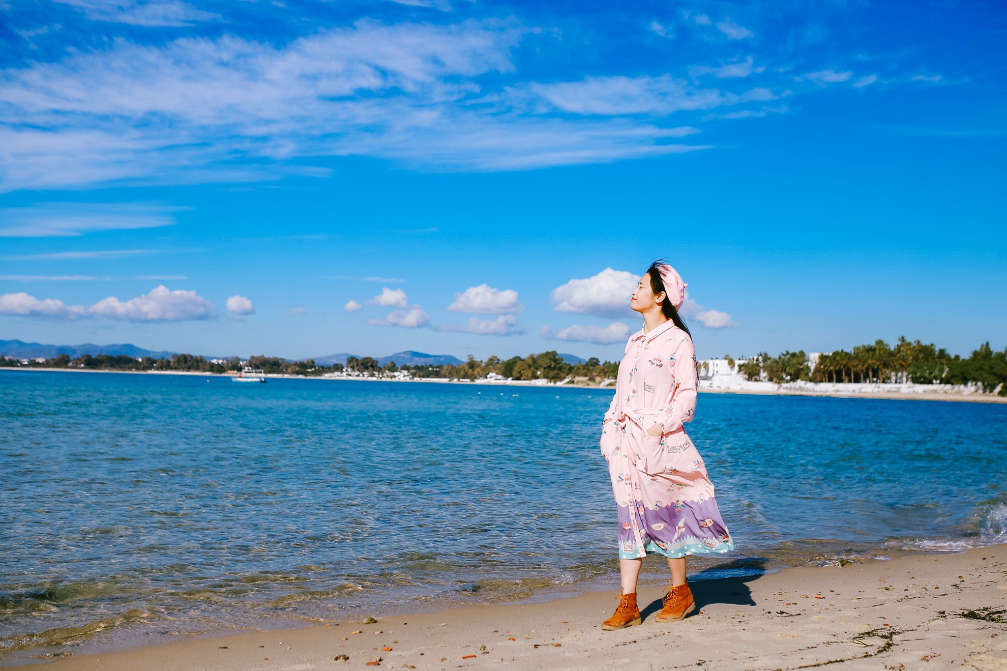 在地中海海边漫步,任海风吹乱刘海,临走前,再一次感受地中海的风