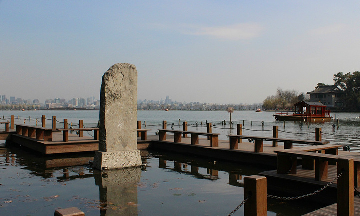 建议附件找地方住比较方便出来龙翔桥地铁口你就会看见这个渐渐夕阳