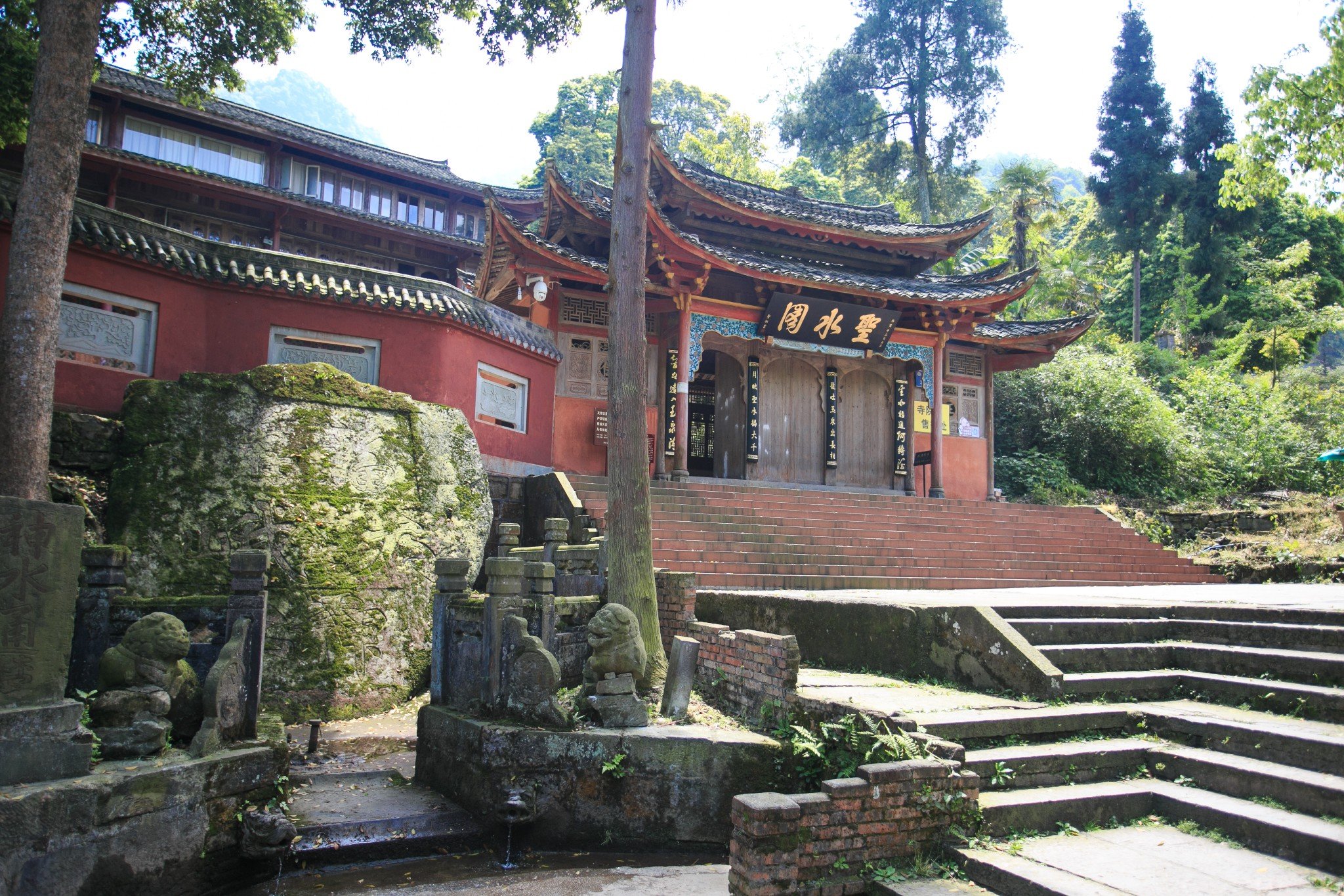 午饭后,我们继续向前,这一站是神水阁 神水阁原为明代巡抚吴用先别墅.