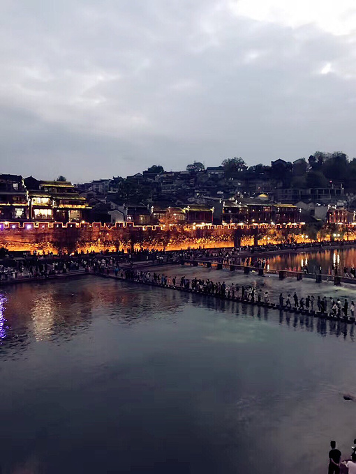 红灯绿酒的意思(红灯绿酒是褒义词还是贬义词)