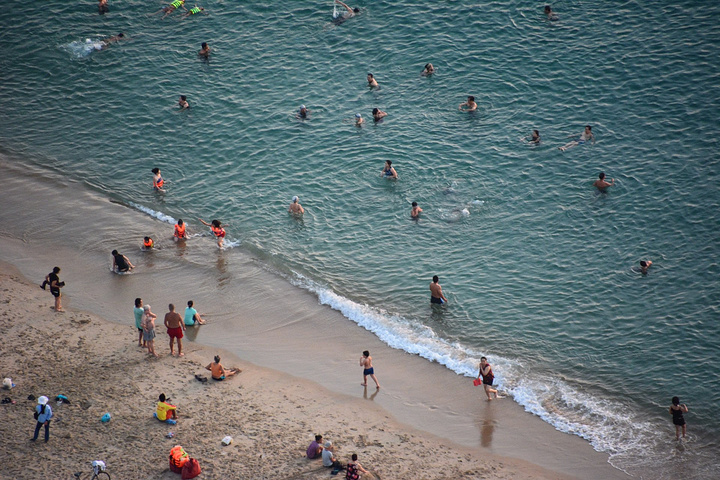 芽庄海滩的沙子一般,但海水比较干净,中午下午的海水颜色最漂亮,阳光