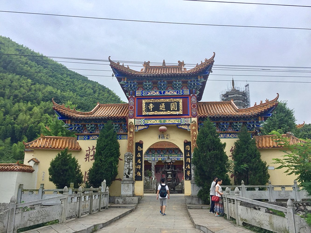 根据网友推荐,羊楼洞古镇-圆通寺-洞天福地-万亩茶园在一条线路上,抱