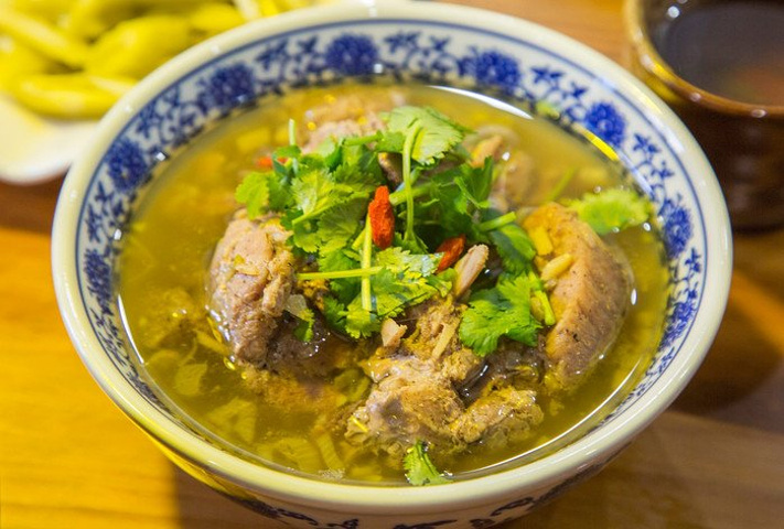 特色的碗蒸羊羔肉山泉水的炖煮保留了其鲜香的美味蒸出来的肉质软硬适