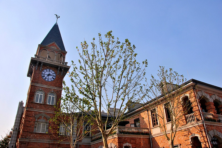 总体来说,汉口里的建筑分为两大部分,北面是花园洋房,还原的是老汉口租界的建筑样式