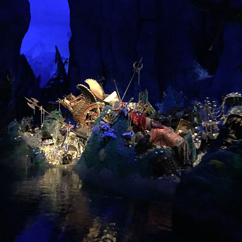 同样也是裸眼4D全息环绕效果,仿佛置身其中,效