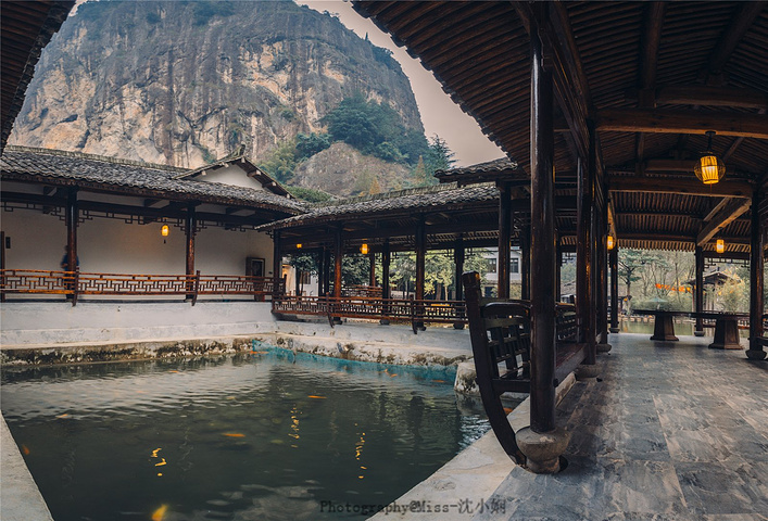 有一处民宿叫"楠溪若舍",老门台古木中透着沧桑的气息,跨入门中,犹如