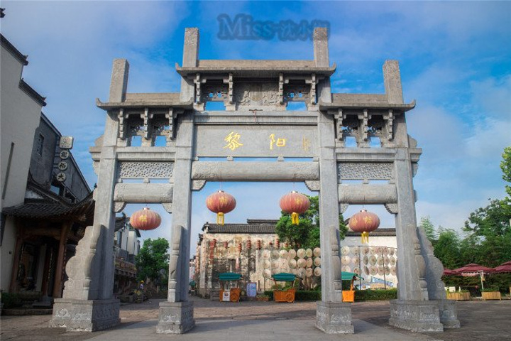 正在迅速生长,所以相比屯溪老街,这里更适合年轻人闲逛_黎阳老街&quot