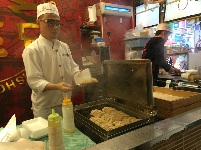 21户田mm最爱的饺子 每次看她吃都觉得超级好吃啊 路过大阪王将必须来份饺子 正好在做一锅新的 滋 大阪王将 评论 去哪儿攻略