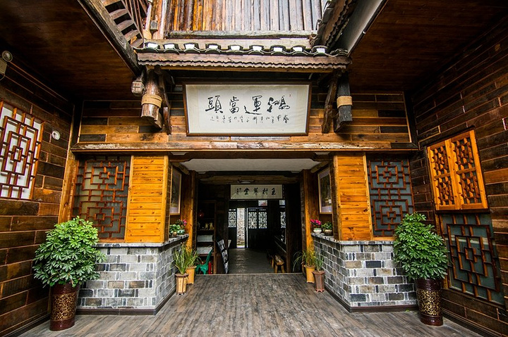客栈大堂的右侧为小小博物馆,摆放各类土家物件,最引人注目的是一张