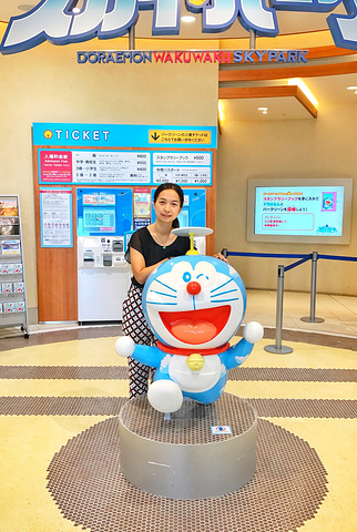 苫小牧市交界处东南以南约5公里处的一个民用机场.