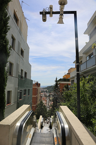 .在城市的北部,高迪为巴塞罗那富商奎尔伯爵设