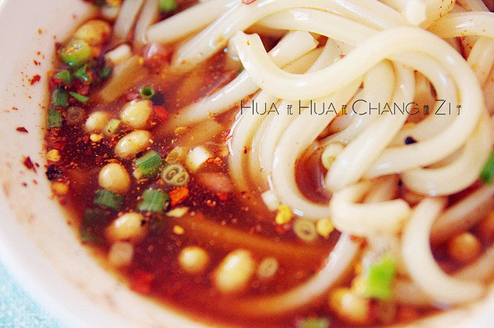 "你如果吃了觉得喜欢,是可以在这家店里买走的_郎岱凉粉"的