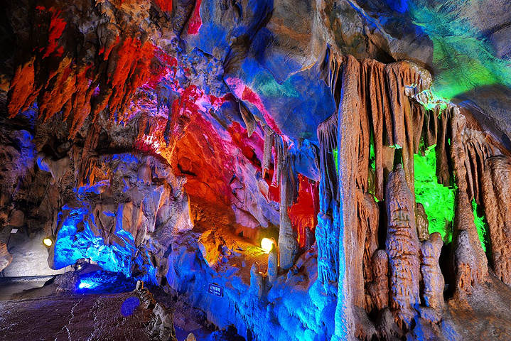 季节里洞的温度显得格外的舒服溶洞在七彩灯光的照射下宛若仙境千奇