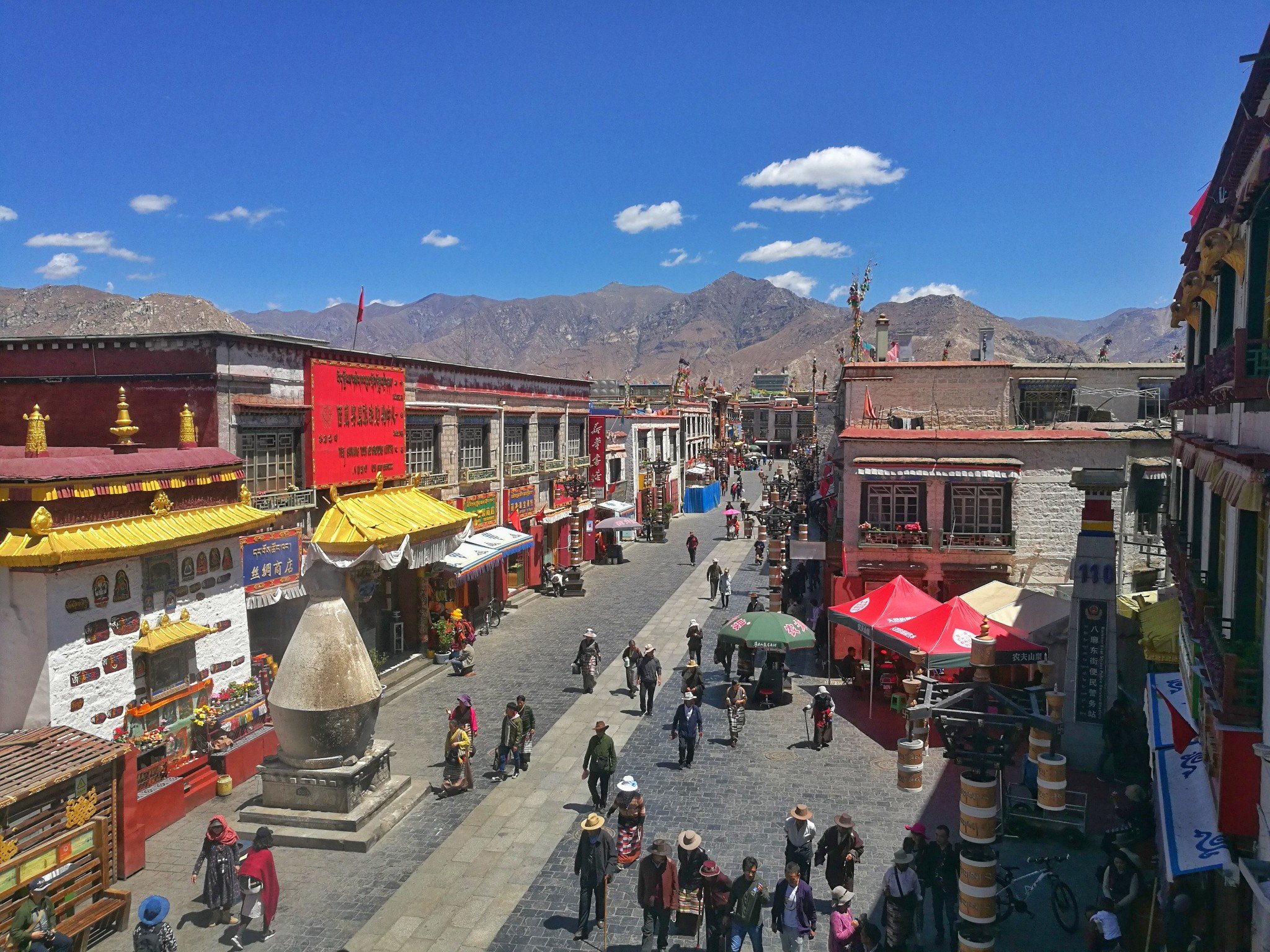 从玛吉阿米楼顶俯瞰八廓街