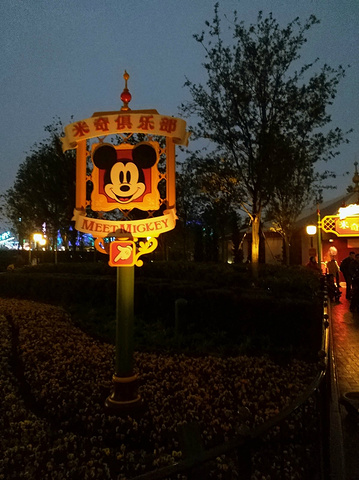 "首先停车场就真的是很震撼,从来没看到过这么大的停车场。不过城堡最美还是在夜里灯光照射下的样子_上海迪士尼度假区"的评论图片
