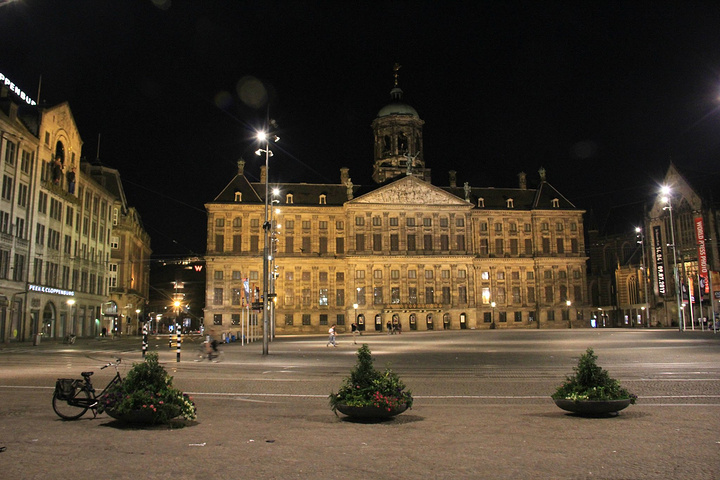 .的,只有一台台的自助售票机,可以使用银行卡或