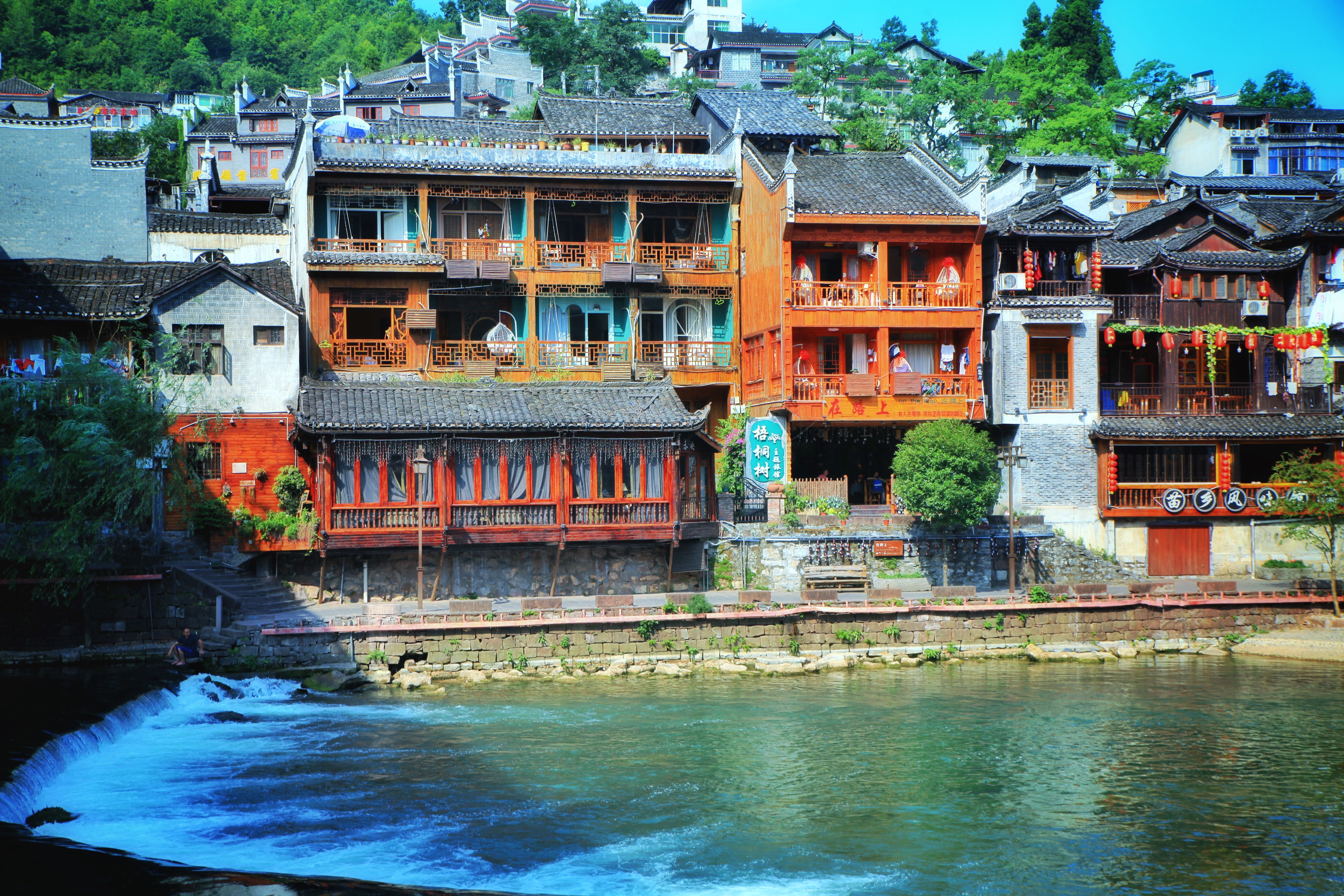 湘西沱江是凤凰县境最大的河流,沱江让整个凤凰古城有了最原始的生命