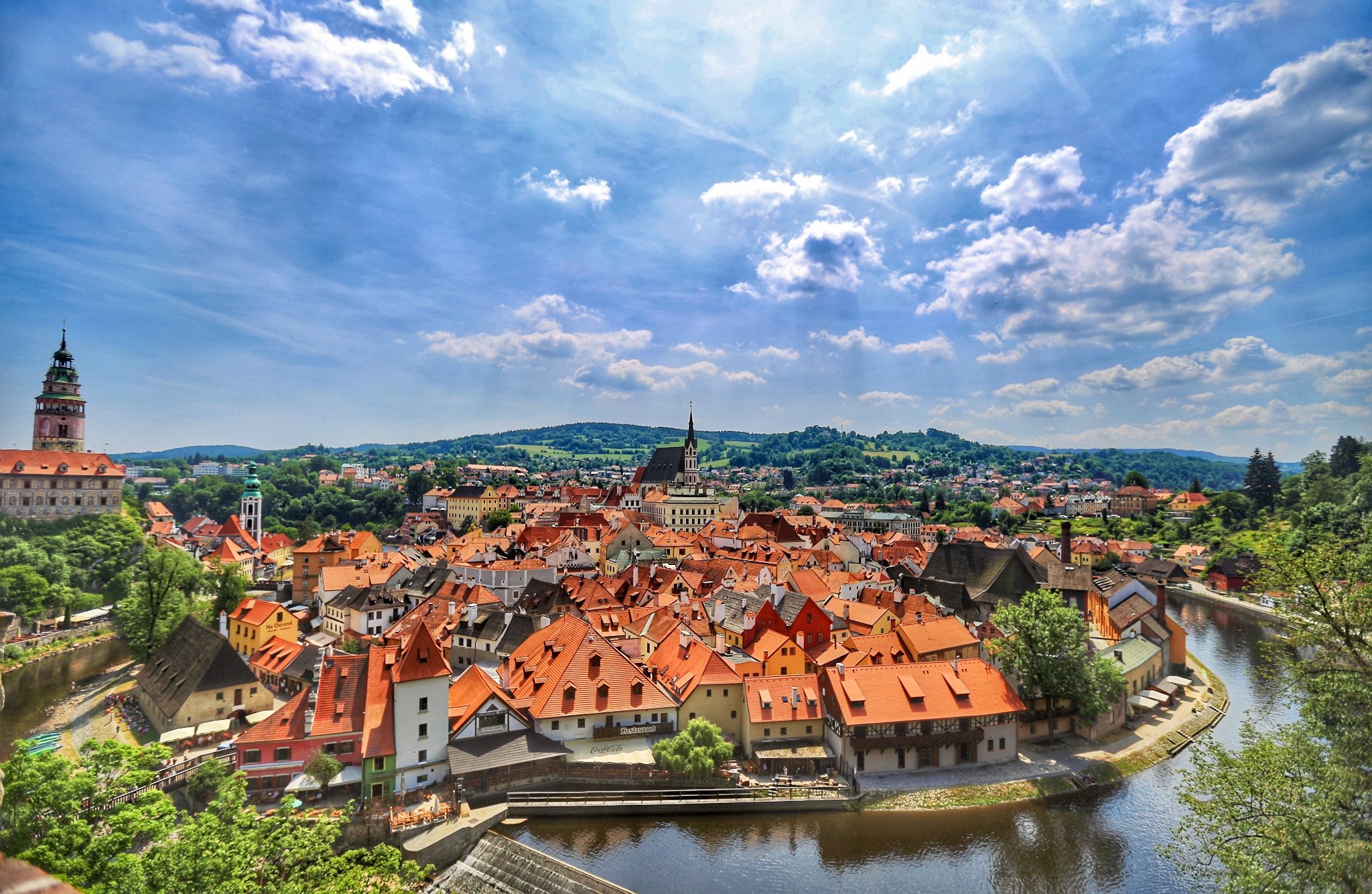 河畔无数的红屋顶连向远方的青山,那些童话般的风景