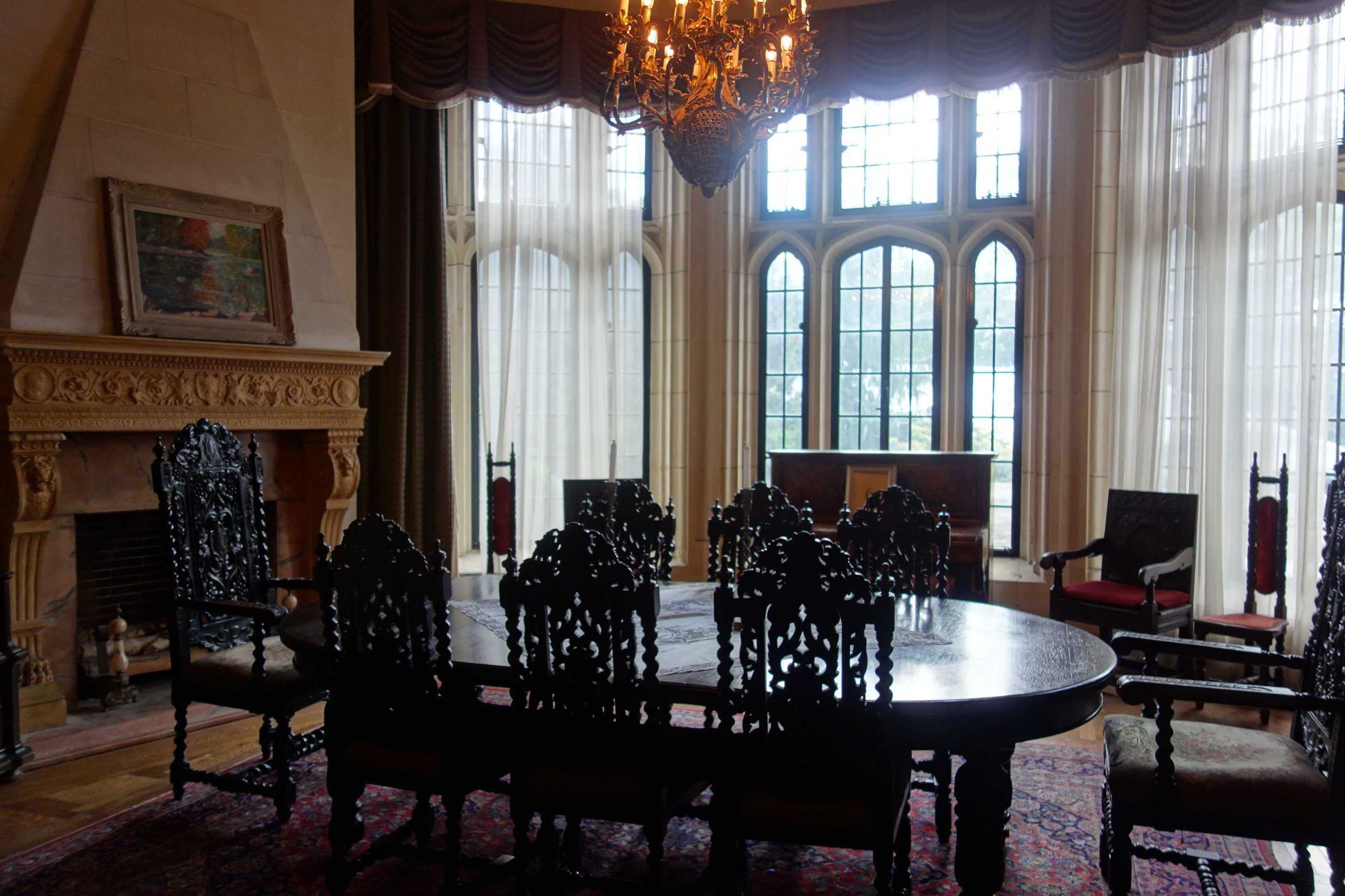 古城堡内的电影放映室古城堡地下室里的藏酒.