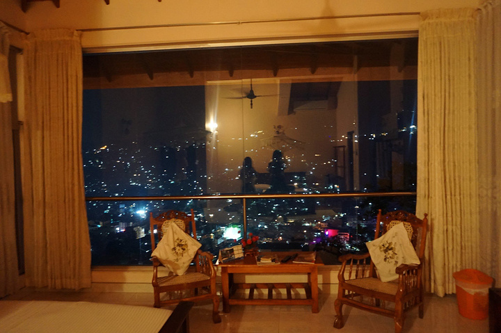 进入房间的时候,瞬间觉得挺值得的,这么美好的夜景,远一点也无妨.