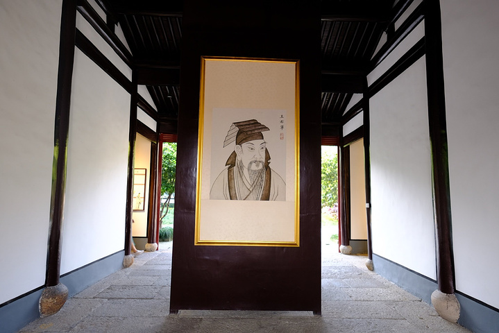 墨池就是传说王羲之洗笔砚处此时正当日辉倒影与墨池别有一番景色