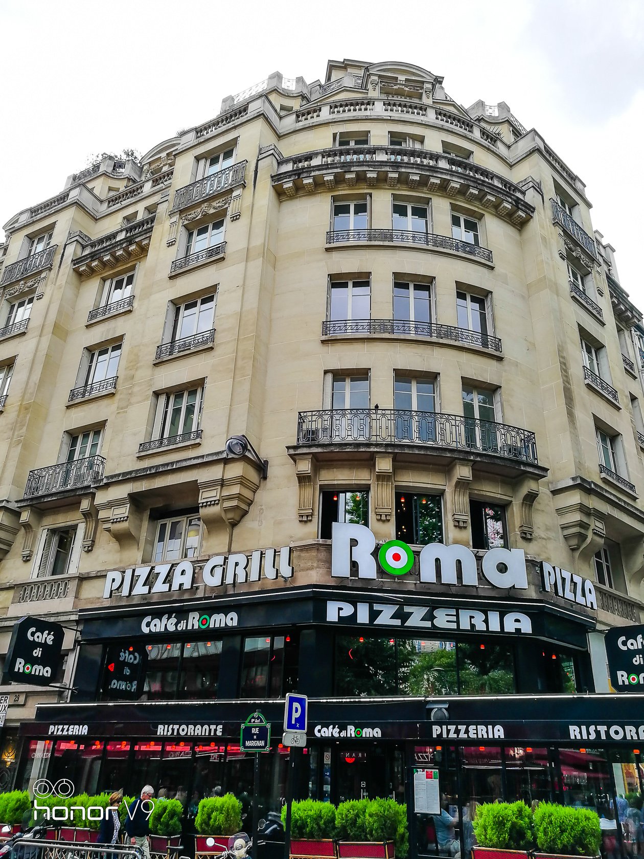 以圆点广场为界香榭丽舍又可分成两部分东段以自然风光为主两侧是平坦