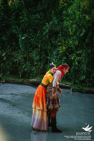 丽江恋歌比千古情更震撼到我。不得不说。千古情的灯光效果超赞的啊!早早就听说很好看