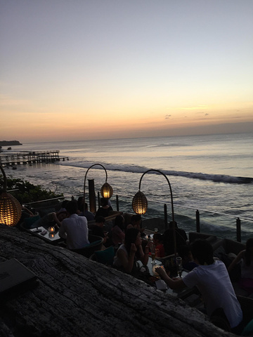 岩石酒吧是巴厘岛标志性日落观赏地点,入住度