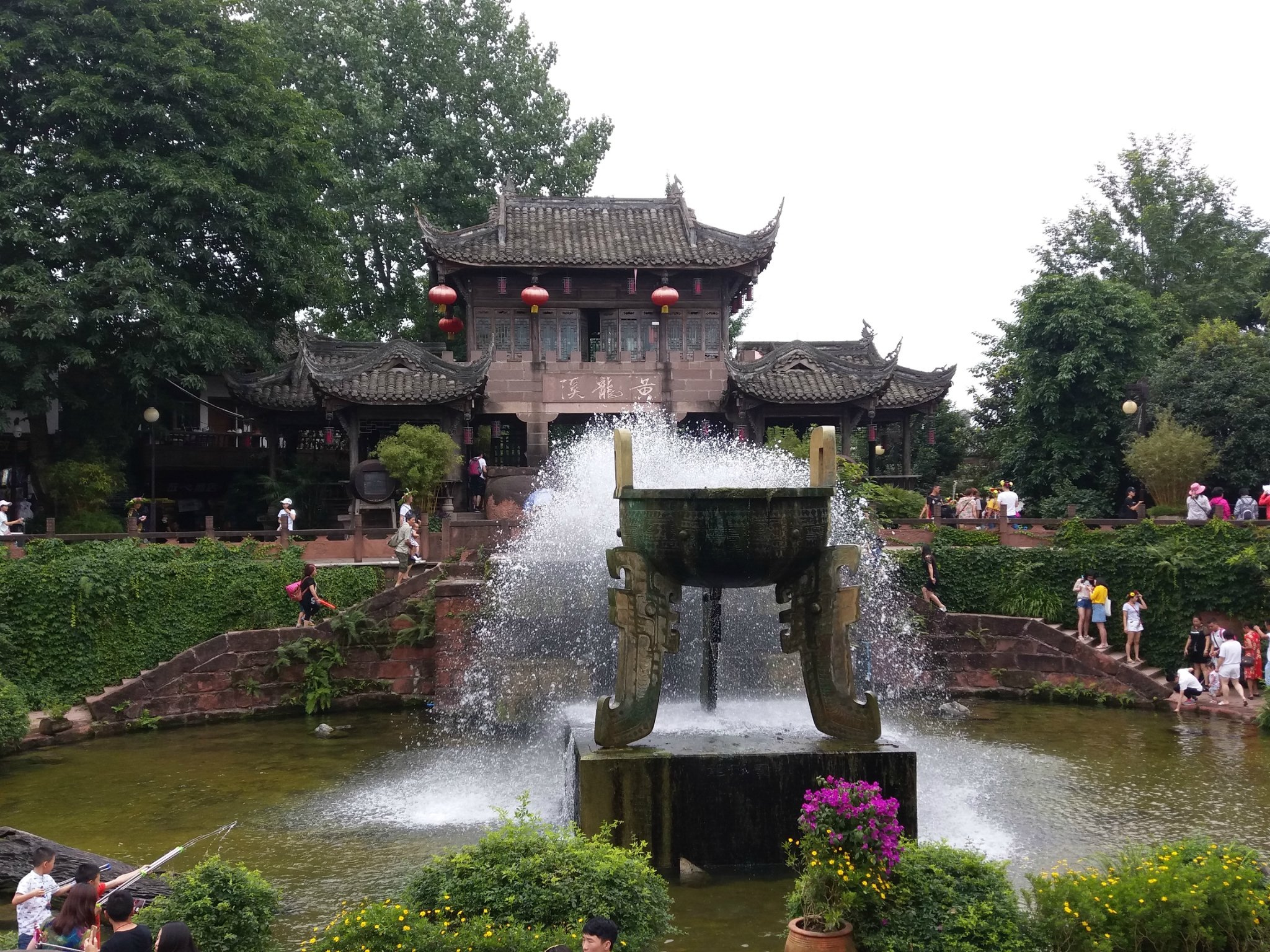 夏季的黄龙溪玩水的人特别多.