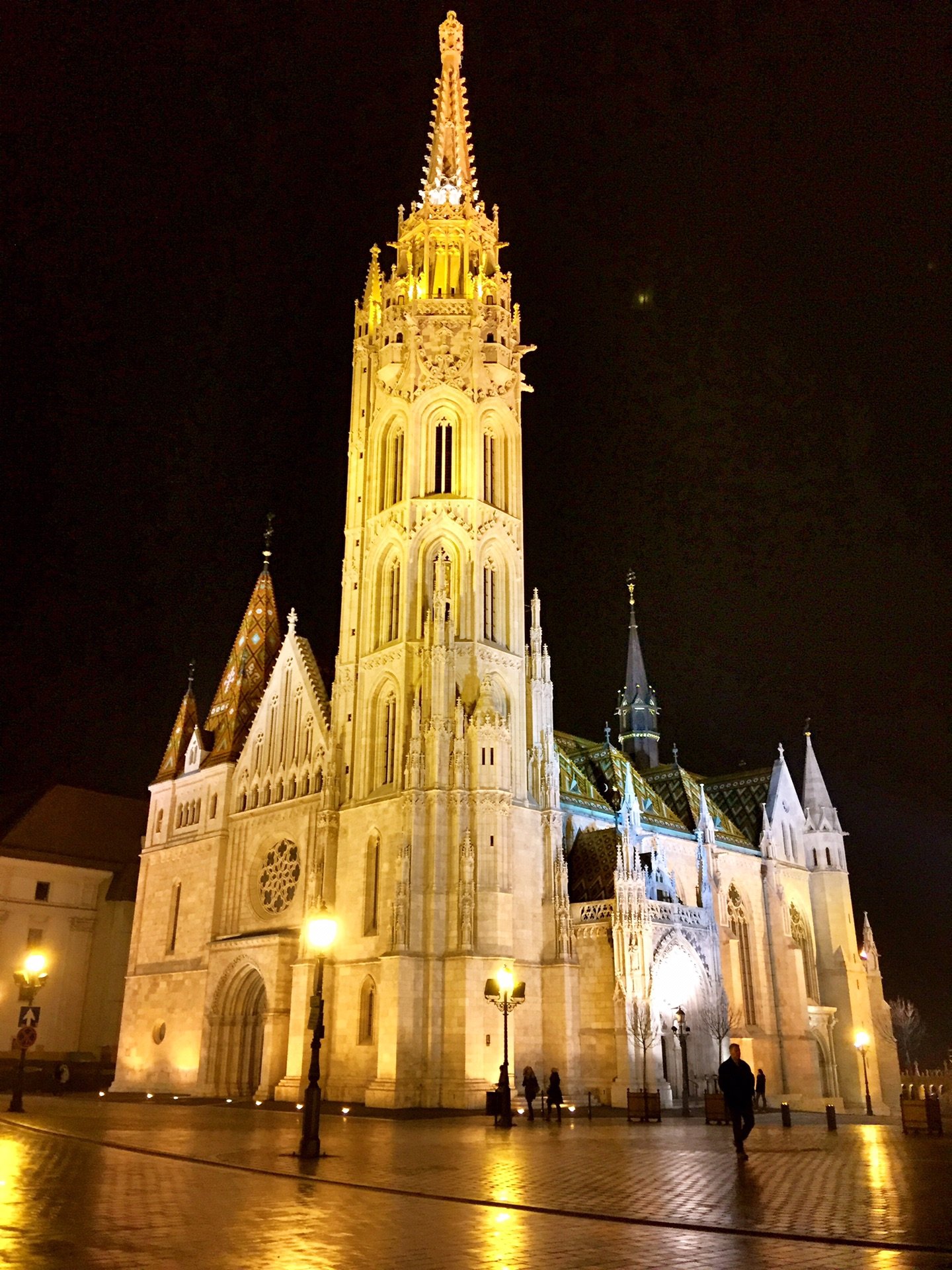 马加什教堂是城堡山上的地标,规模虽算不上宏伟,但