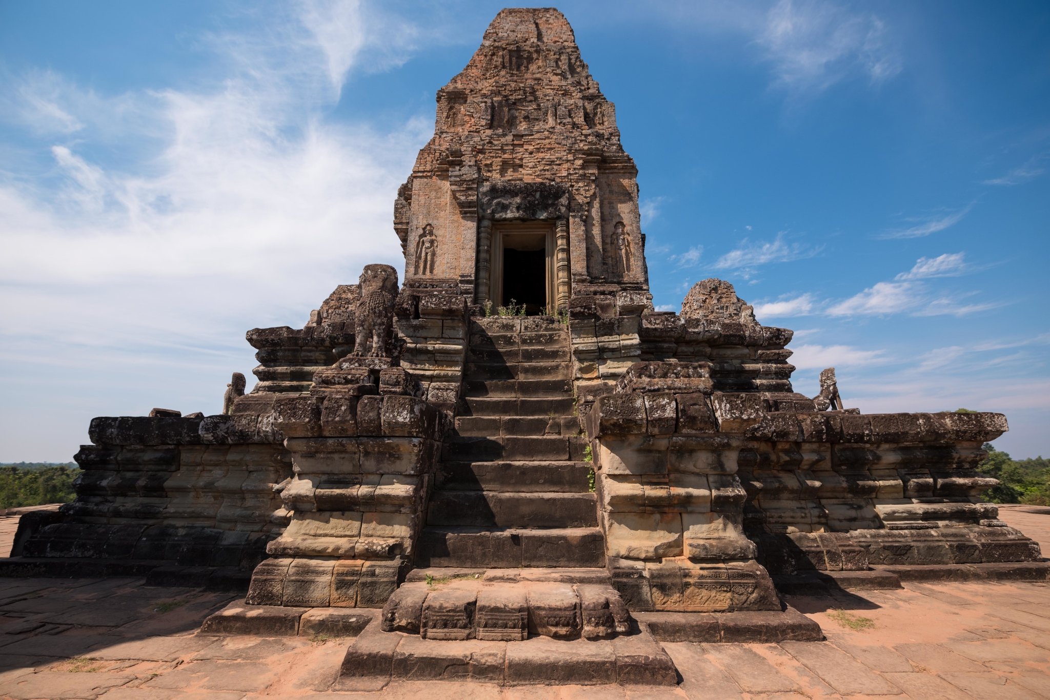 比粒寺,据传是当年皇族成员死后的火化变身成神的场地,所以它又叫做