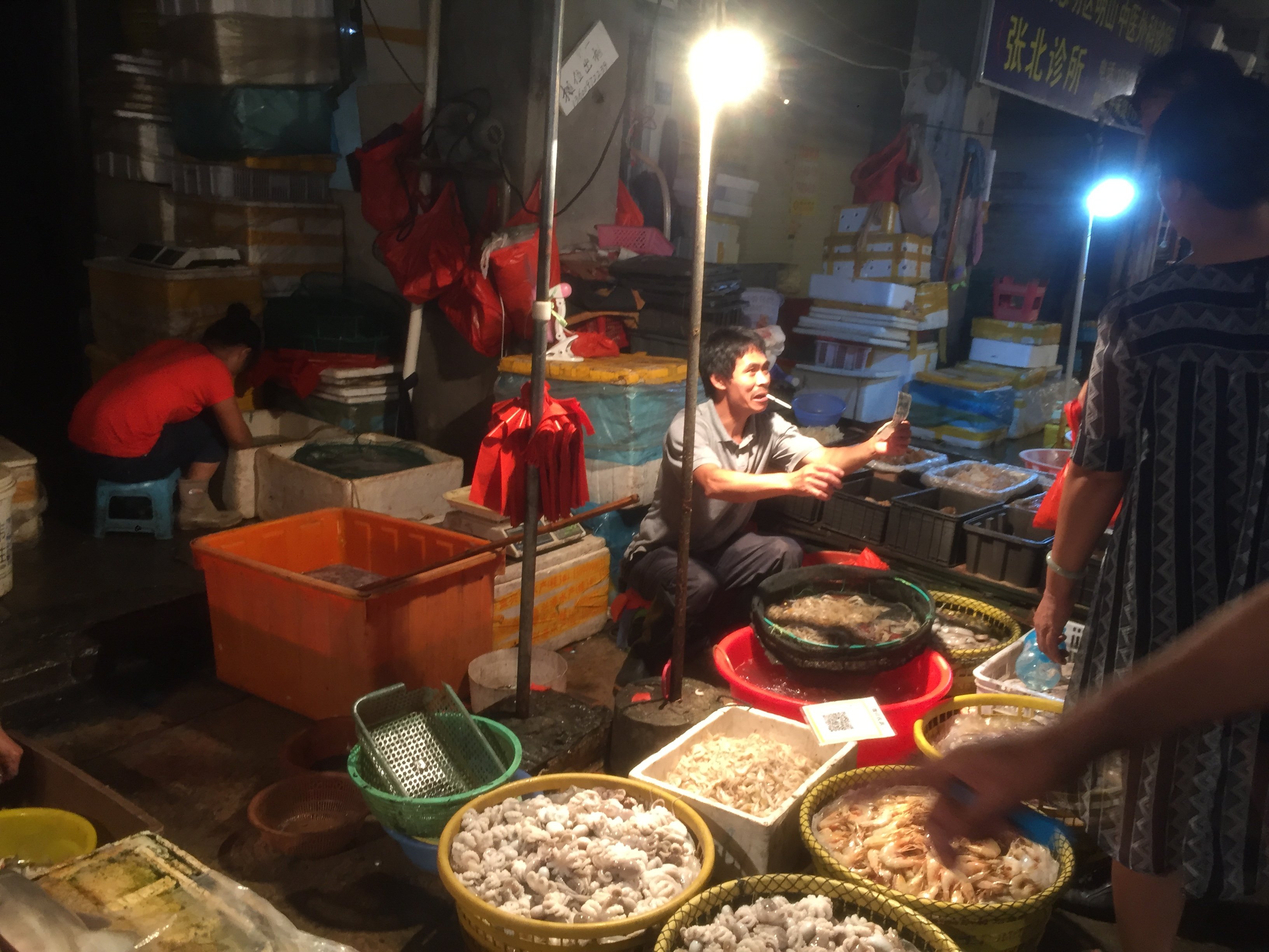 来到厦门市第八市场,也是厦门最著名的海鲜市场,感受老厦门的生活,藏