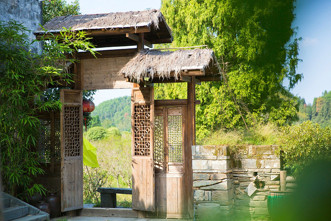 挂着灯笼的雕花院门,让人联想起"山中相送罢,日暮掩柴扉"的诗意.